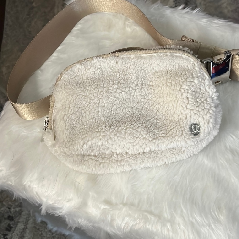Lululemon fanny pack / belt bag fleece Sherpa